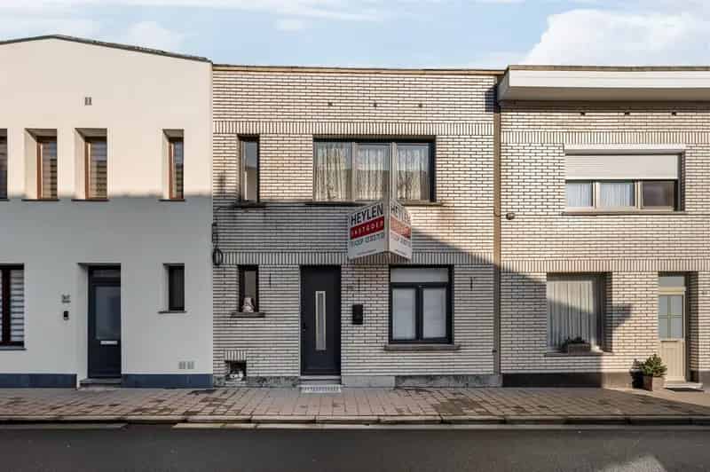 Gerenoveerde gezinswoning met 4 slaapkamers.