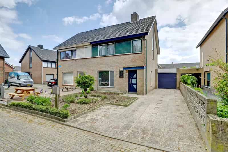 Huis te huur: Ruime 2-onder-1-kapwoning met garage en tuin