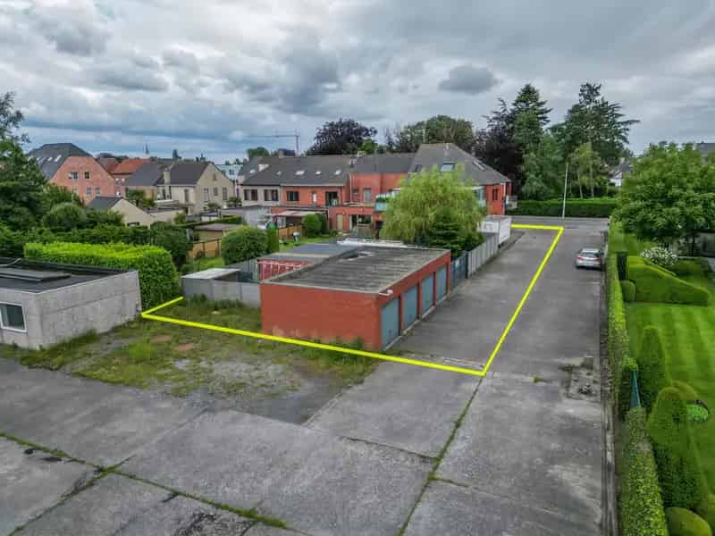 Uniek handelspand met ruim duplex-appartement en 4 garages!