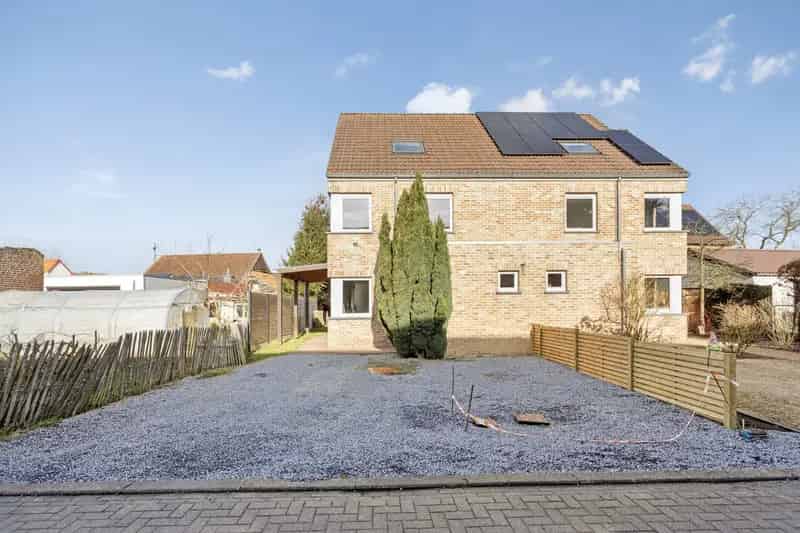 Ruime lichtrijke woning met tuin in doodlopende straat!