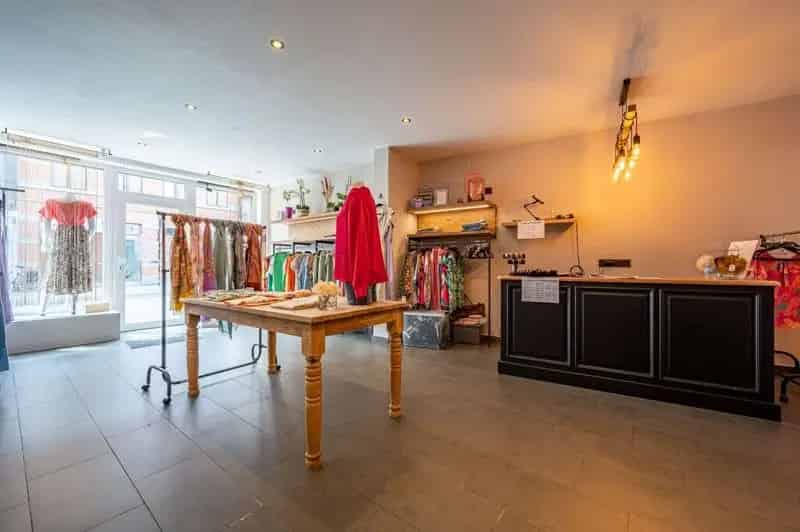 Gerenoveerde ruime gezinswoning met handelsruimte, garage, tuin en 3 slaapkamers op een perceel van 391 m² in het centrum van Wakken.