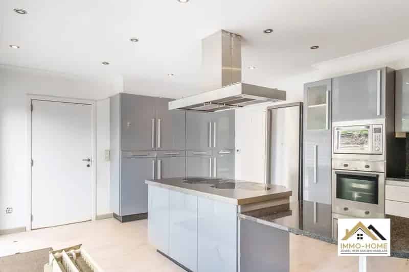 Op te frissen vrijstaande ruime woning!