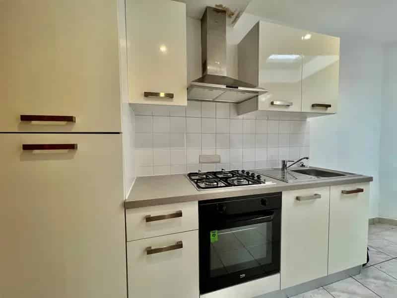 Te renoveren handelswoning met appartement