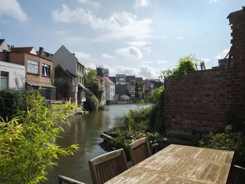 Bijzondere te renoveren herenwoning met unieke ligging aan het water