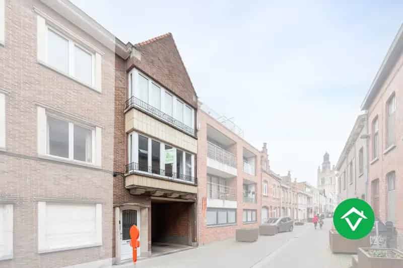 Ruimewoning in centrum Roeselare met 3 slaapkamers, dakterras en autostaanplaats