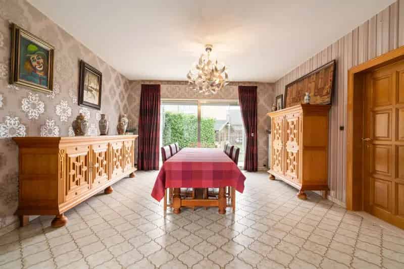 Bent u op zoek naar een bungalow in centrum Lede met tal van uitbreidingsmogelijkheden? Zoek niet verder!
Deze bungalow op een perceel van 851m² met een bewoonbaar oppervlakte van 150m² heeft volgende indeling:

Indeling gelijkvloers:
- Inkomhal
- Toilet 