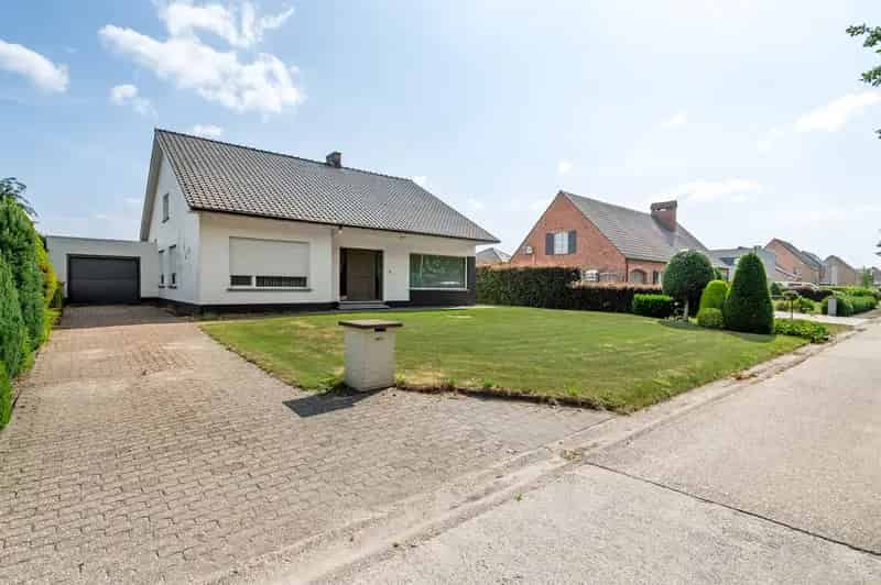 Te renoveren woning met 3 à 4 slpks. op 716 m² grond.