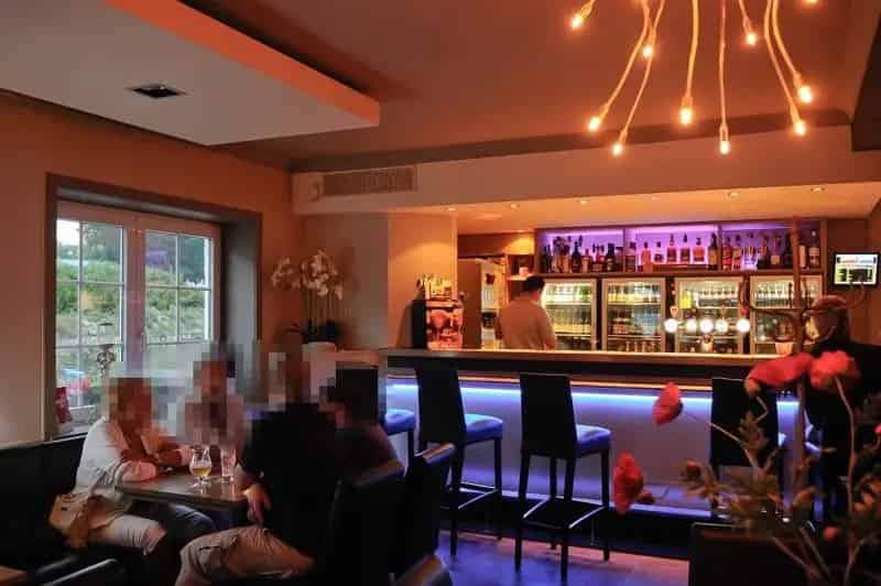 Café met buitenterras en woonst in het dorp van Waanrode