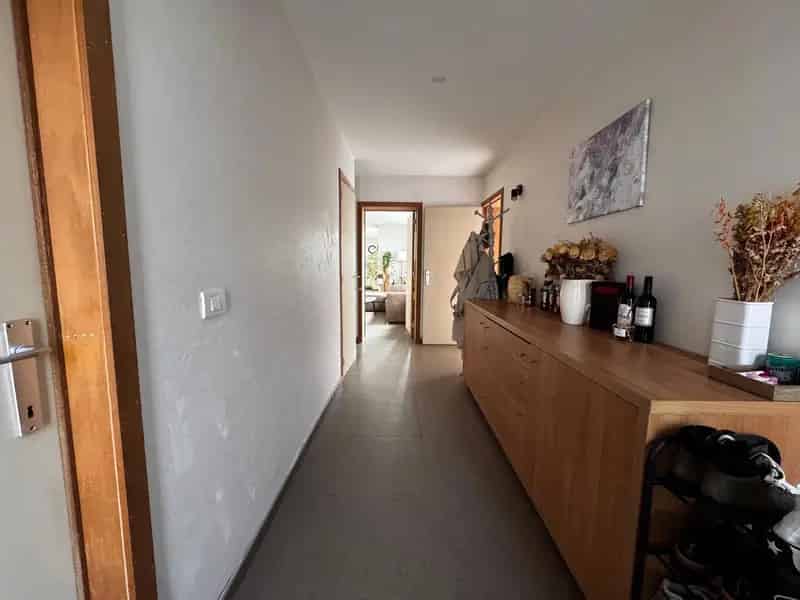 Instapklare woning te huur vlakbij het centrum van Roeselare, maar ook dichtbij de ring van Roeselare, E403,... De woning wordt verwarmd via centrale verwarming via gas, recentelijk werd de volledige woning vernieuwd. 

Bestaande uit:
* Gelijkvloers:
- In