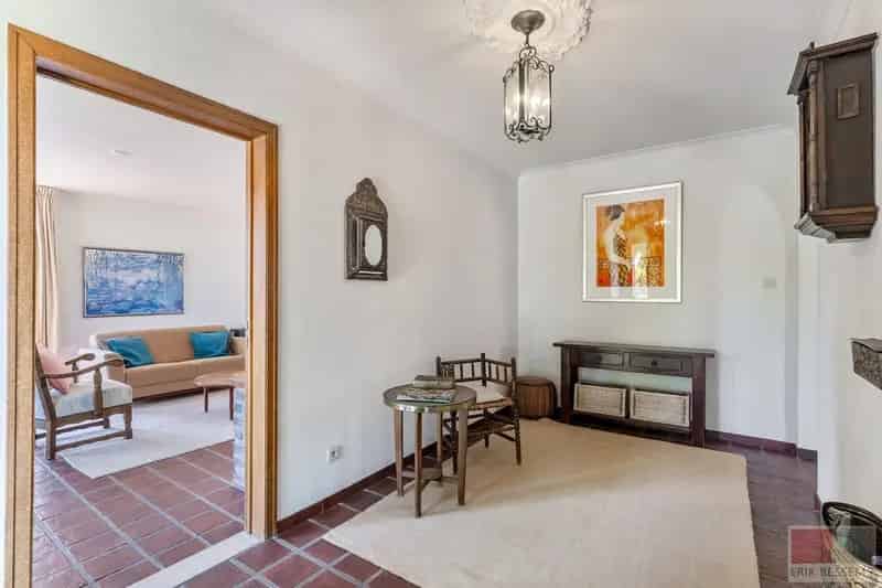 Vrijstaande woning uit 1981 op een ruim perceel in Rekem. Woonopp. 120 m² en perceel 1180 m².
