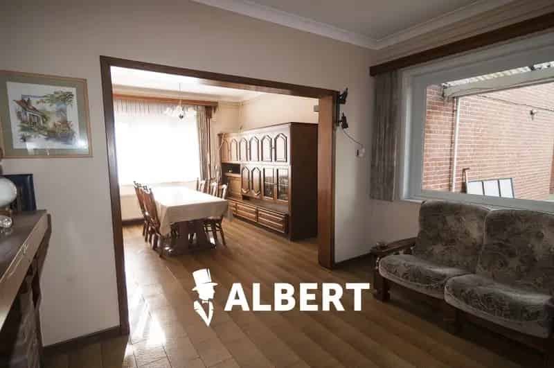 Bent u op zoek naar een karaktervolle, te renoveren, woning? Zoek niet langer. 
In het centrum van Vliermaatroot (Hasselt) naast de kerk staat deze uitzonderlijke , te renoveren boerderij op een perceel van 1552m².
Het gelijkvloers bestaat uit een ruime w