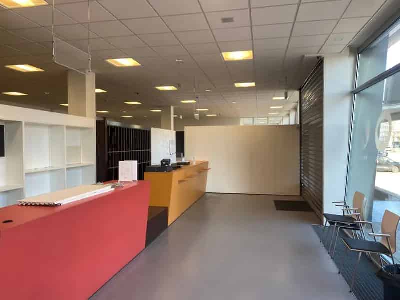 Ruime toonzaal met magazijn en parkeermogelijkheden te huur