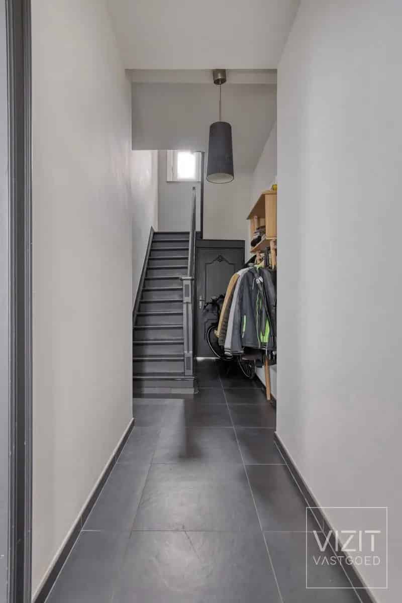 Halfopen woning met tuin, kelder en drie slaapkamers