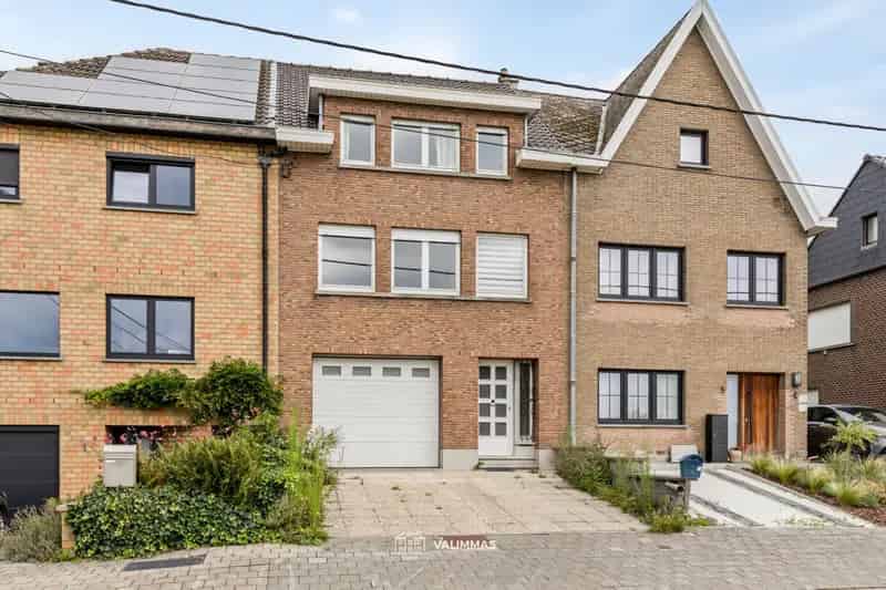 Verzorgde en welgelegen rijwoning met ruime garage, tuin...