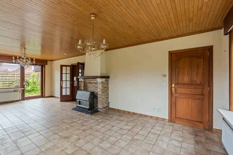 Woning met 3 slaapkamers, ruime garage en tuin op 662m².