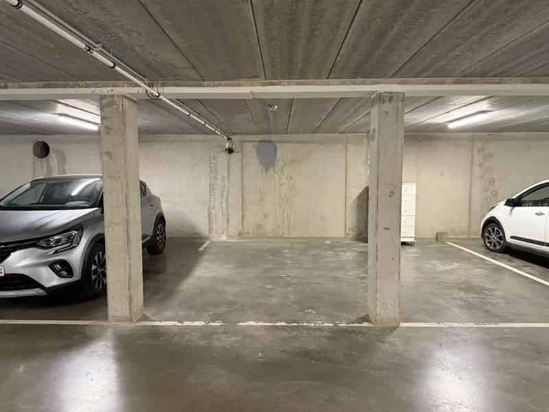 Ondergrondse autostaanplaats in residentieel appartementsgebouw