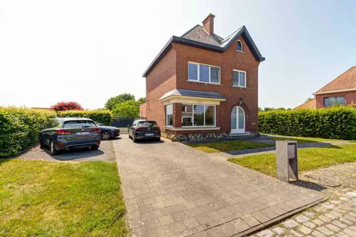 Gezinswoning met 3 SLPK, grote tuin in LEEST