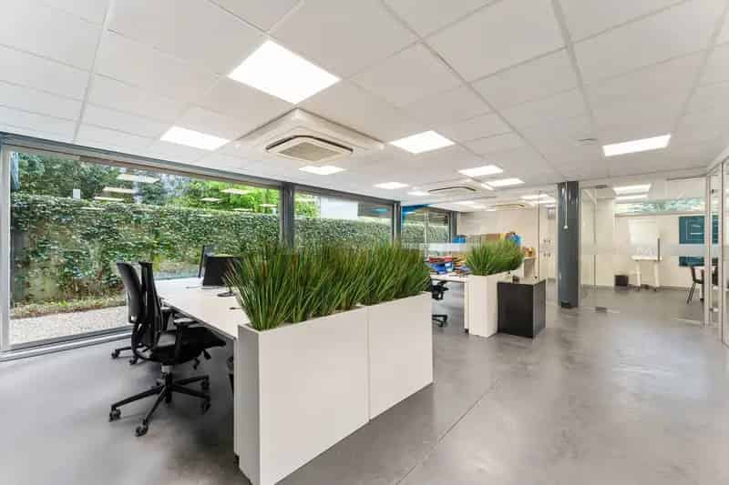 Kantoorruimtes met ruime parking op een perceel van 2534 m² te Tremelo