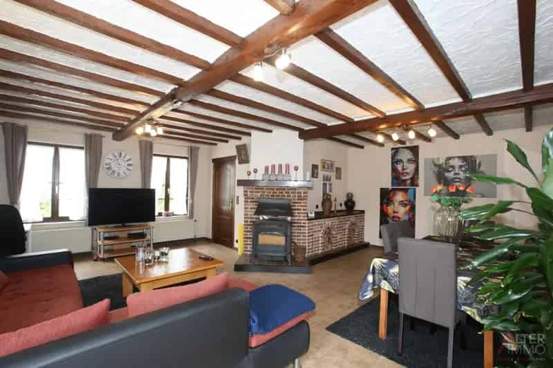Instapklare woning met 4/5 slaapkamers op ca. 8 are!