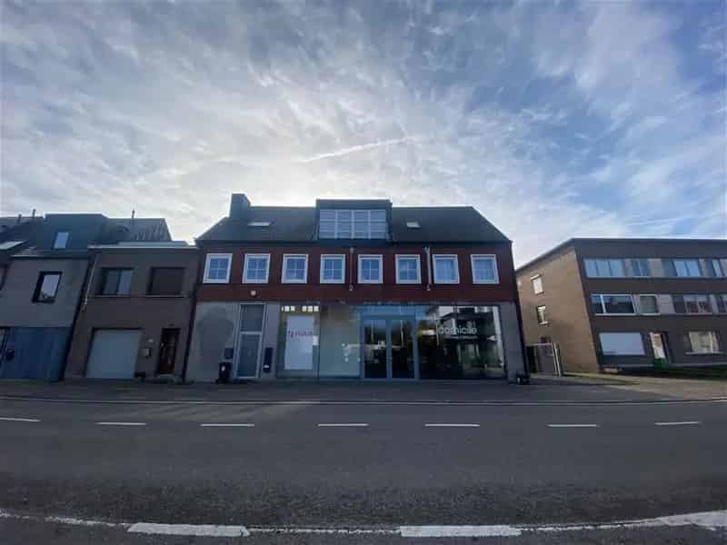 Multifuntioneel commercieel pand met parking
