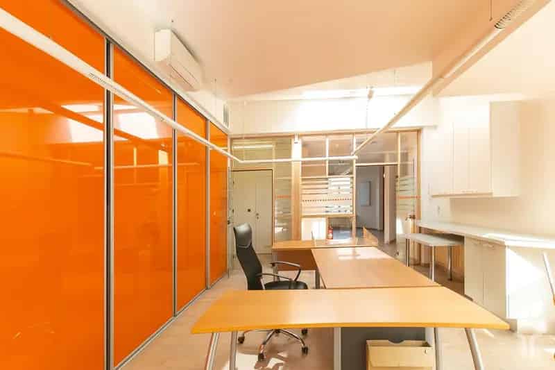 Commercieel gelegen kantoorgebouw met parking, uitweg en appartement met 3 slaapkamers.