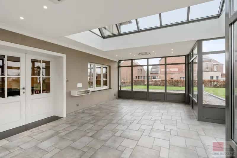 Deze ruime landelijk gelegen woning, met een woonoppervlakte van circa 287 m² en gelegen op een perceel van 3969 m², is voorzien van alle moderne comfort.