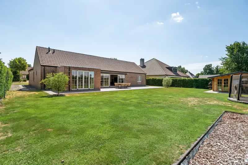 Unieke gelijkvloerse villa  met 3 à 4 slpks. op 1.319 m² grond.