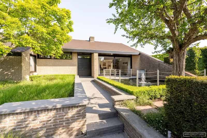 Villa te koop met uniek commercieel vastgoed: winkel, loods en over te nemen handelsfonds