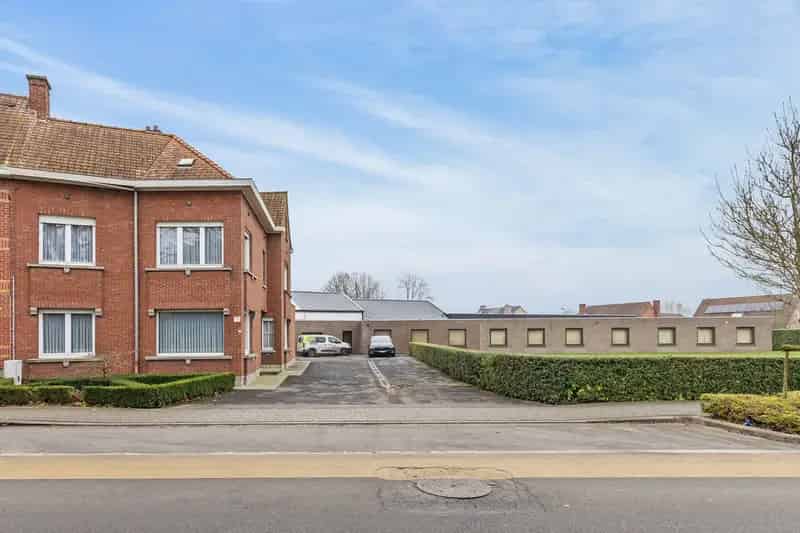 Bedrijfsgebouwen met woonst en gronden op 5.975 m²