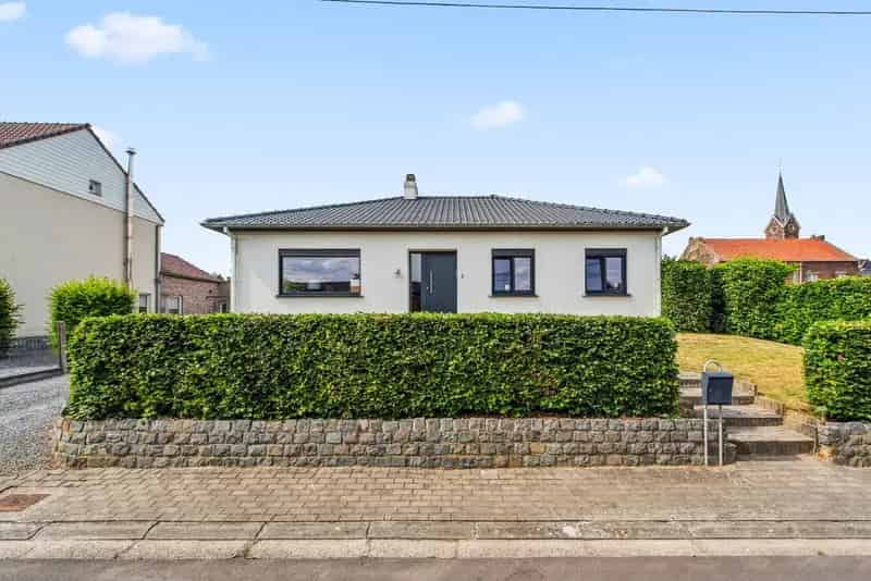 Bungalow met nieuw dak, 3 slaapkamers en garage