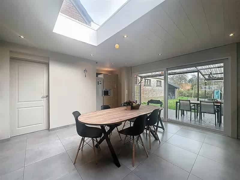 Instapklare halfopen bebouwing met 4 slaapkamers, oprit en garage.