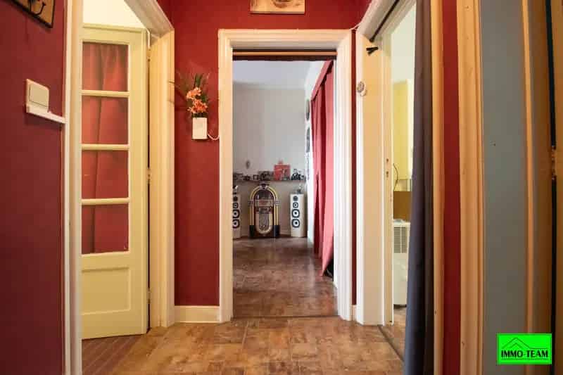 Opbrengsteigendom met 2 appartementen en autostaanplaatsen