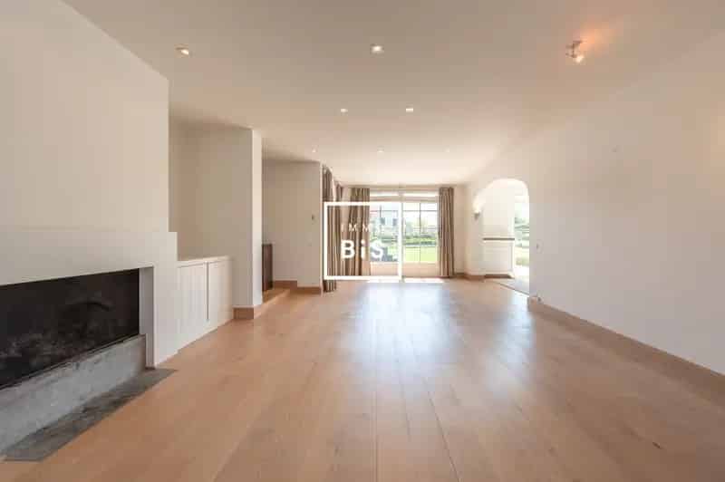 Rustig gelegen villa met binnenzwembad in een exclusieve residentiële buurt op een dubbel perceel.