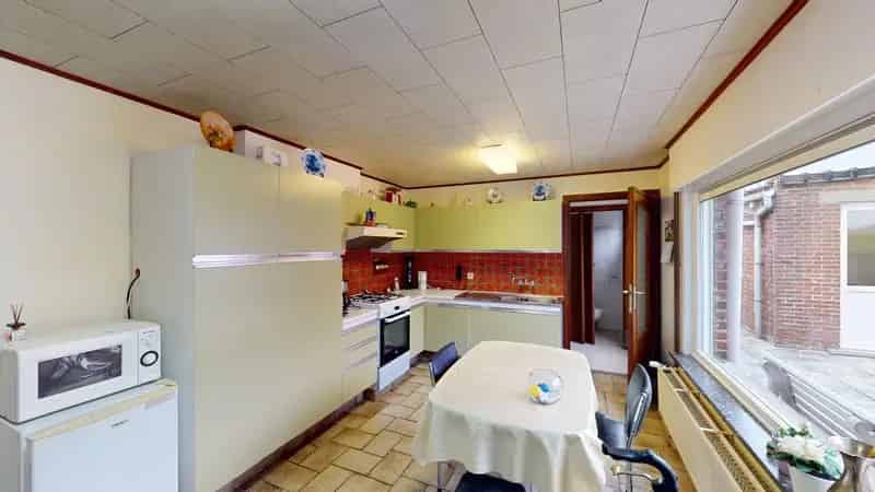 Mooi gelegen te renoveren woning.