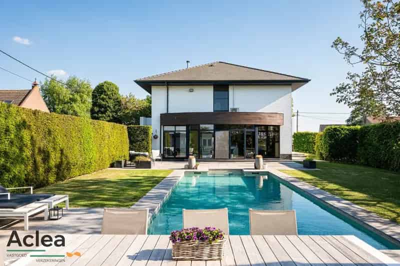 Moderne instapklare villa met zwembad en poolhouse