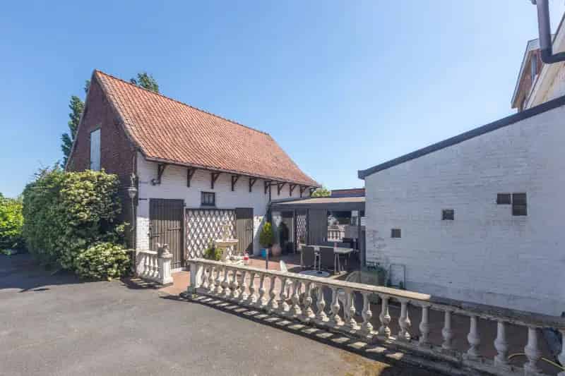Ruime woning te renoveren met tuin en garage