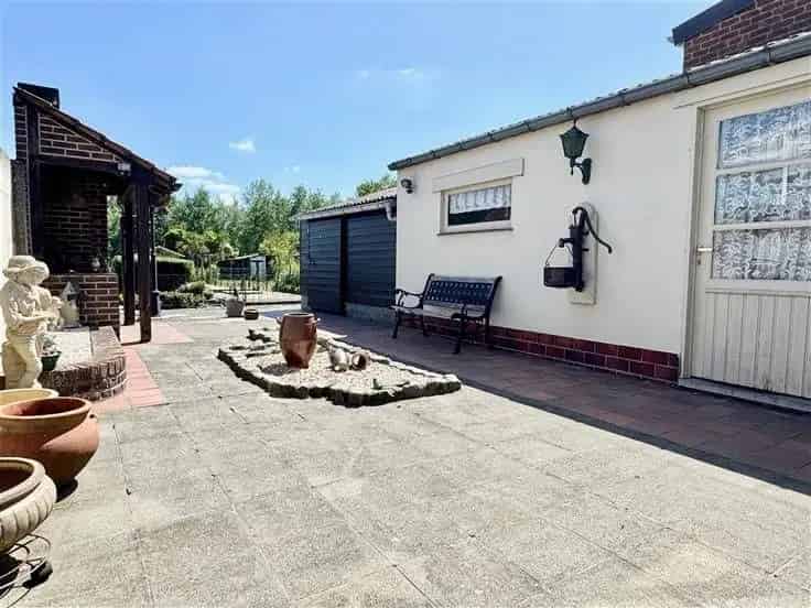 Huis Te Koop Ellezeelles: Gezinswoning met Tuin en Atelier