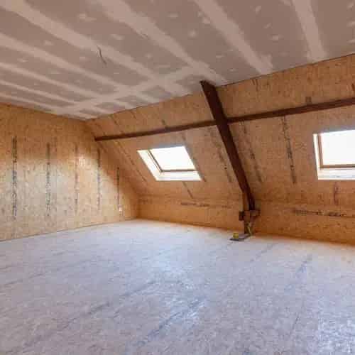 RUIME EN STEVIGE WONING in het centrum van Moerbrugge met mogelijkheid tot 5 slaapkamers
