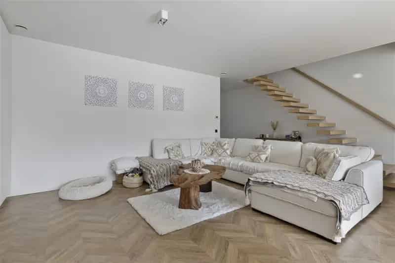 Zeer recente nieuwbouwwoning met garage en 4 slaapkamers