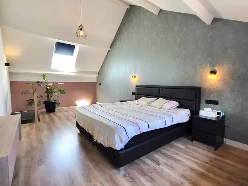 Charmant gerenoveerde woning v 2007-09 op 130m² met zuidgericht terras, rustige ligging.