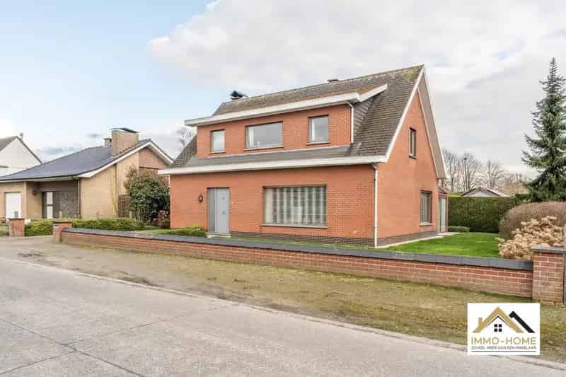 Ruime vrijstaande woning in doodlopende straat!