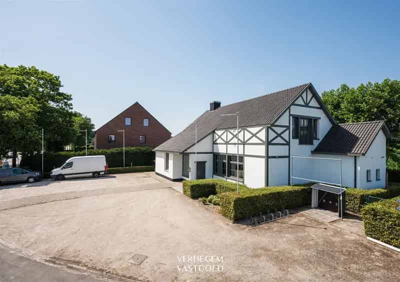 Uiterst commercieel gelegen handelspand met woonst voor horeca of kantoren