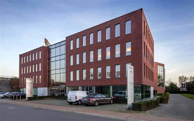 Instapklare kantoren in Zele met ruime parking