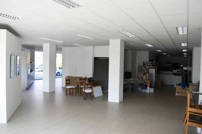 Goed gelegen handels- of kantoorruimte in gebouw met uitstraling.