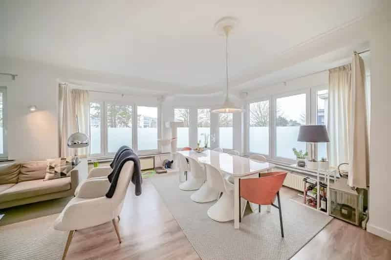 Instapklare hoekwoning met 4 slaapkamers en 4 garages