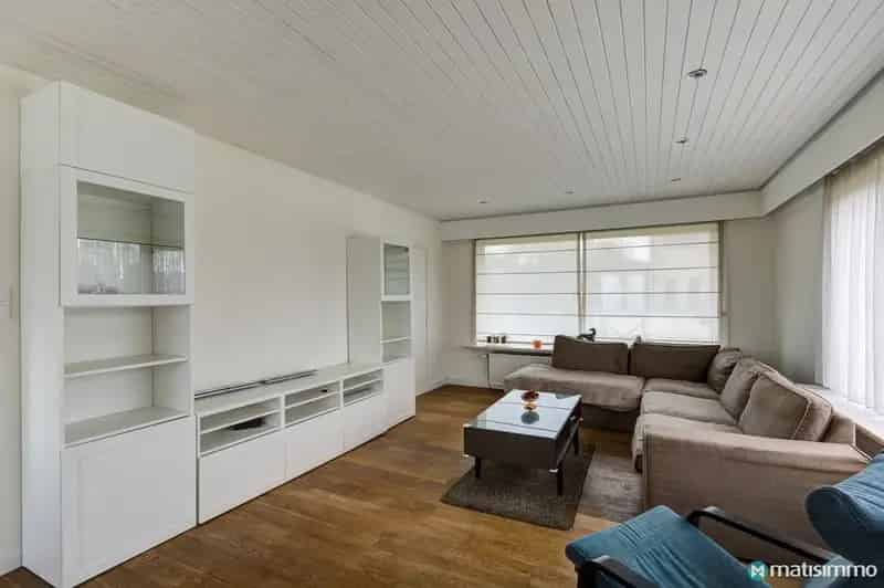 VRIJSTAANDE, GELIJKVLOERSE GEZINSWONING MET 3 SLAAPKAMERS EN INPANDIGE GARAGE TE HOUTHALEN