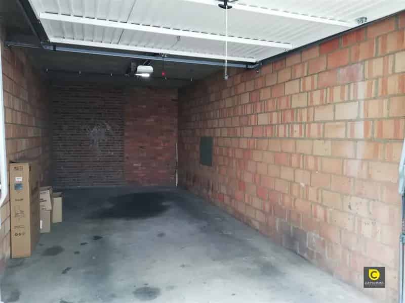 Bovengrondse garagebox met elektrische poort op zeer centrale locatie