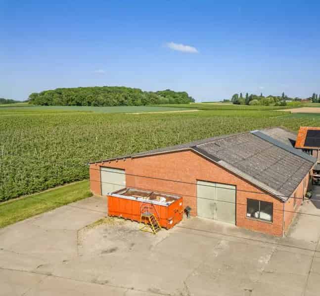 Grote loods op een perceel van 16are