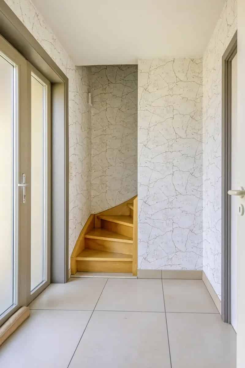 Ben jij op zoek naar een halfopen bebouwing met 3 slaapkamers en onderhoudsvriendelijke tuin? 
Deze woning uit 2006 is gelegen op een perceel van 290m² en heeft 3 volwaardige slaapkamers en badkamer met bad en douche op de eerste verdieping. 

Indeling 
•