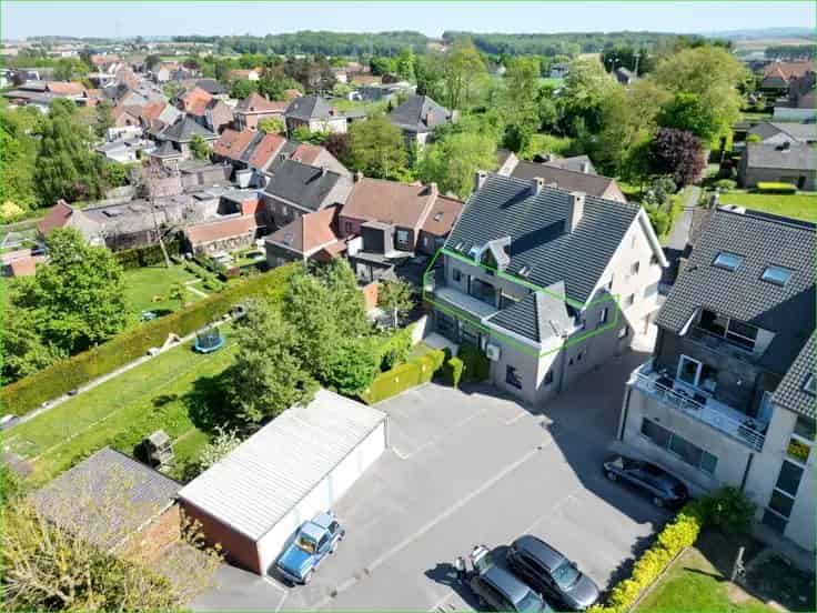 Appartement Te Koop: Ruim 2 Slaapkamers, Groot Terras en Garage